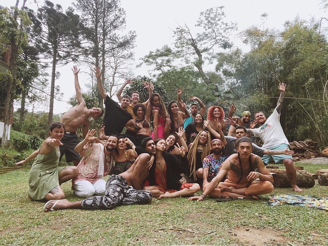 Participantes reunidos ao ar livre depois de uma vivência