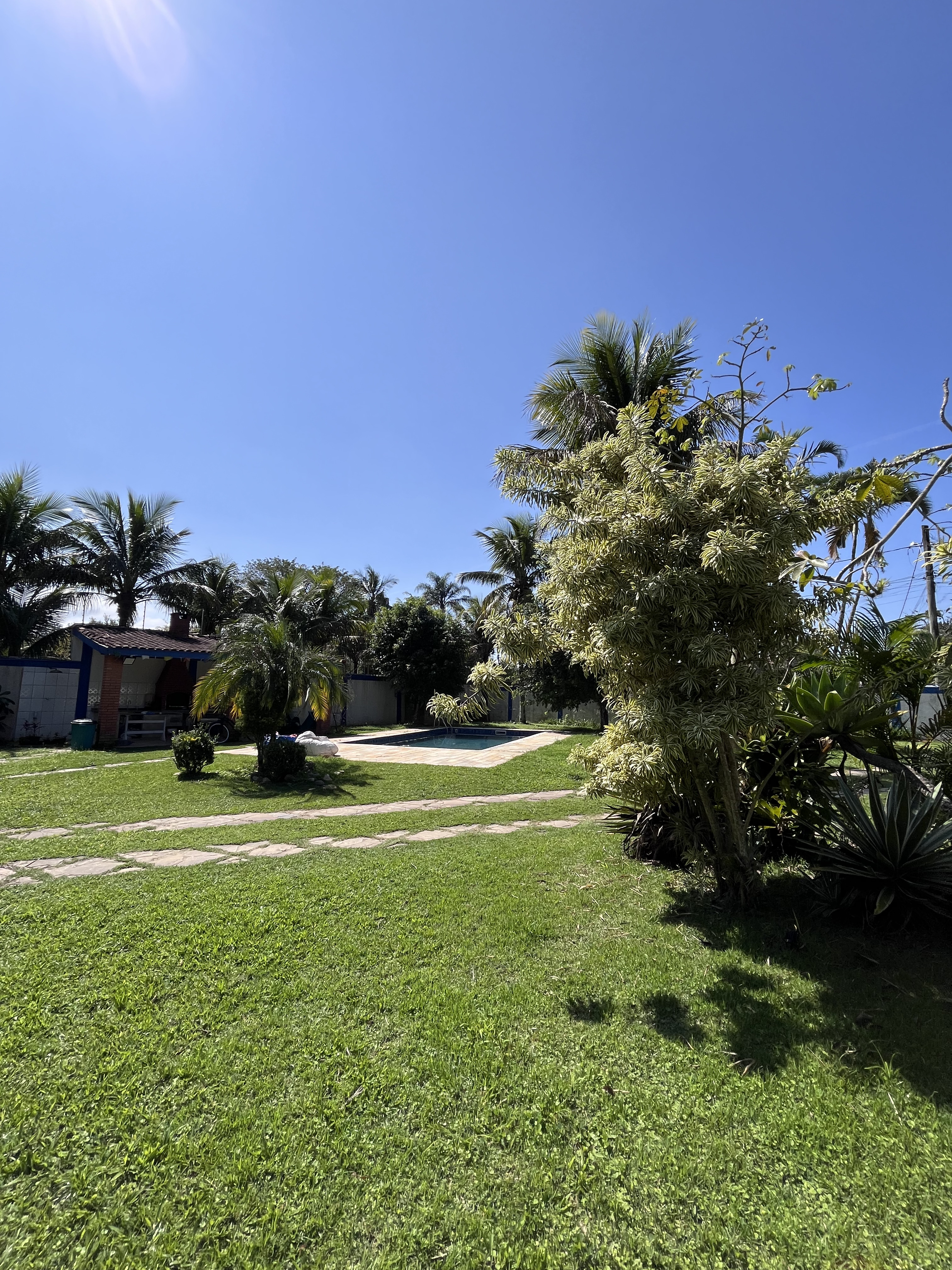 Jardim do local do retiro com vista para a mata